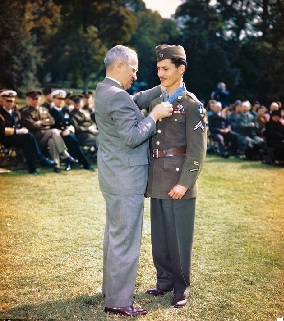 Doss receiving the Medal of Honor (http://people.com ())